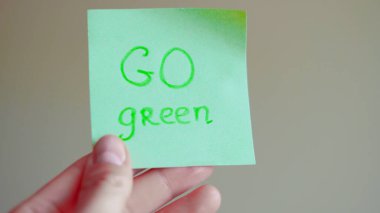 Mutfak dolabına yapıştırıcı notlar sağlıklı beslenme ve sağlığa teşvik ediyor..