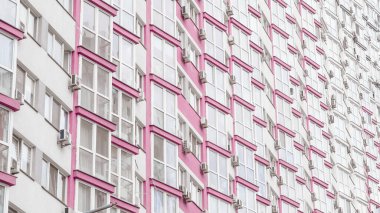 Yüksek katlı apartmanları olan büyük bir şehrin yerleşim bölgesinde günlük yaşam tarzı.