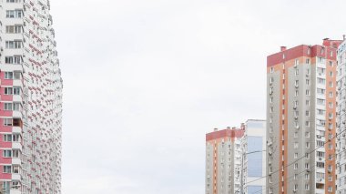 Parlak cepheli ve temiz tasarımı olan modern yerleşim yerleri.