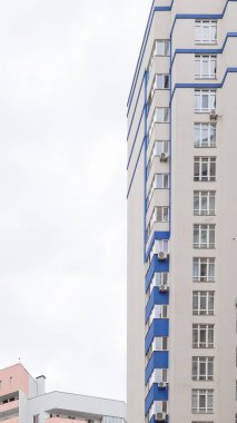 Yüksek binalarda satılık veya yatırım amaçlı gayrimenkul olanakları.