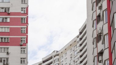 Yüksek binalarda satılık veya yatırım amaçlı gayrimenkul olanakları.