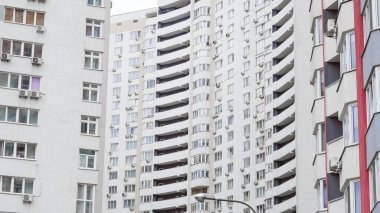 Yüksek binalarda satılık veya yatırım amaçlı gayrimenkul olanakları.