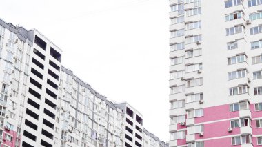 Parlak cepheli ve temiz tasarımı olan modern yerleşim yerleri.