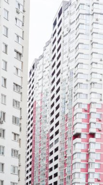 Modern apartman blokları olan sessiz bir bölge..