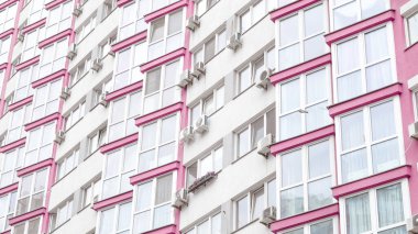 Yüksek katlı apartmanları olan büyük bir şehrin yerleşim bölgesinde günlük yaşam tarzı.