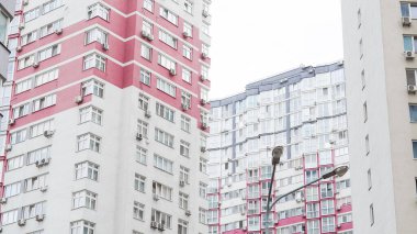 Modern konut bloklarında kiralık daireler konut bölgelerinde.