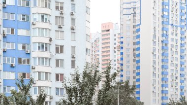 Şehrin dışındaki sakin yerleşim yerlerinde uzun apartmanlar..