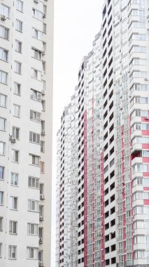 Modern apartman blokları olan sessiz bir bölge..