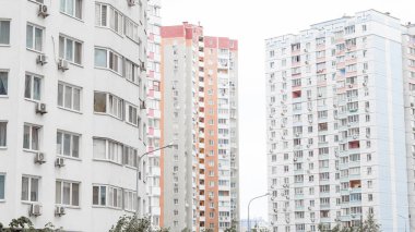 Modern apartman blokları olan sessiz bir bölge..