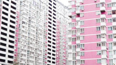 Parlak cepheli ve temiz tasarımı olan modern yerleşim yerleri.