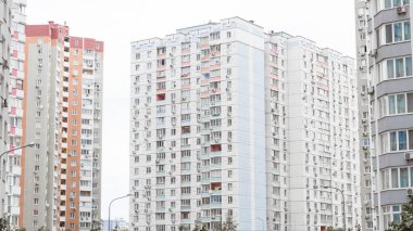 Modern apartman blokları olan sessiz bir bölge..
