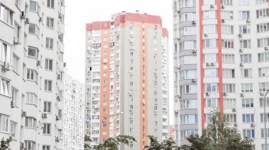 Modern konut bloklarında kiralık daireler konut bölgelerinde.