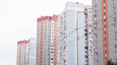 Parlak cepheli ve temiz tasarımı olan modern yerleşim yerleri.