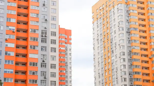 Şehrin dışındaki sakin yerleşim yerlerinde uzun apartmanlar..