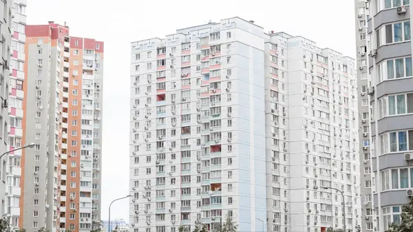 Modern apartman blokları olan sessiz bir bölge..