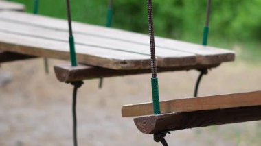 Orman parkındaki ağaçlar arasındaki yüksek ip elementleri aktif eğlence için kullanılıyor.