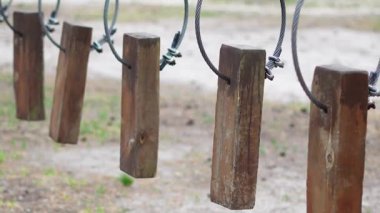 Orman parkındaki ağaçlar arasındaki yüksek ip elementleri aktif eğlence için kullanılıyor.