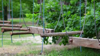 Orman parkındaki ağaçlar arasındaki yüksek ip elementleri aktif eğlence için kullanılıyor.