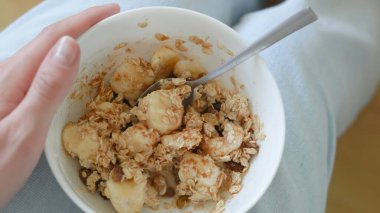 Yulaf, muz ve tarçınlı basit ve besleyici bir kahvaltı..