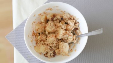 Temiz tabakta muzlu tarçınlı yulaf ezmesi ile sağlıklı kahvaltı kavramı.