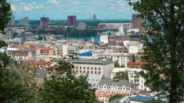 Yazın Volodymyrska Tepesi 'nden yeşil ağaçlarla Kyiv gökyüzü