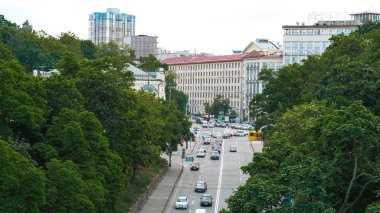 Kyiv şehir merkezinde trafik ve klasik binaların olduğu geniş bir cadde.