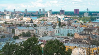 Yazın Volodymyrska Tepesi 'nden yeşil ağaçlarla Kyiv gökyüzü