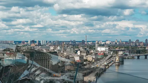 Yazın Volodymyrska Tepesi 'nden yeşil ağaçlarla Kyiv gökyüzü