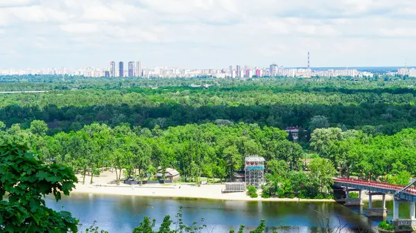 Dnipro üzerinden Kyiv 'den Trukhaniv Adası' na yürüyen köprü görüntüsü