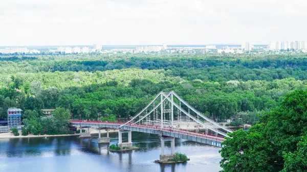 Dnipro üzerinden Kyiv 'den Trukhaniv Adası' na yürüyen köprü görüntüsü