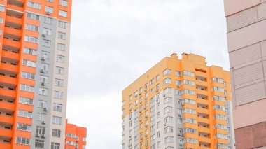 Yüksek binalarda satılık veya yatırım amaçlı gayrimenkul olanakları.