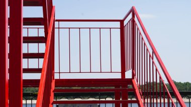 Soyut kırmızı çelik merdiven adımları kentsel mimari arkaplan dokusu oluşturur