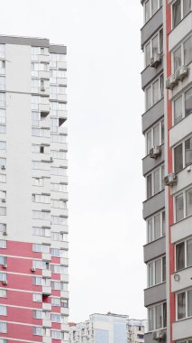 Modern apartman blokları olan sessiz bir bölge..