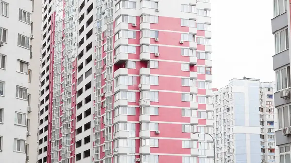 Modern apartman blokları olan sessiz bir bölge..