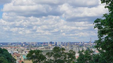 Yazın Volodymyrska Tepesi 'nden yeşil ağaçlarla Kyiv gökyüzü