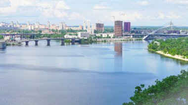 Yazın Volodymyrska Tepesi 'nden yeşil ağaçlarla Kyiv gökyüzü