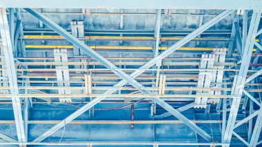 Alt taraftaki temiz minimalist yaya köprüsü soyut titreşimlerle ele geçirildi.