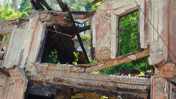 Ukrayna 'nın yıkık dökük çatısı ve yıkık duvarları olan harabe evi..