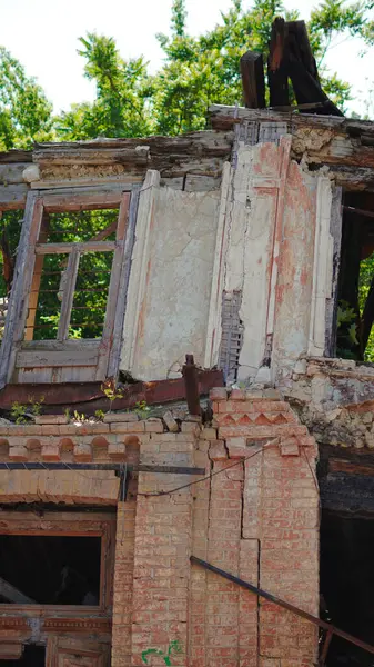 Aşırı büyüyen ve yıkılan Ukrayna evi.