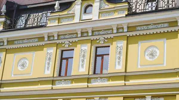 Klasik Avrupa mimari sokak sahnesi seyahat ve miras reklamları için ideal.