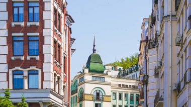 Bir meydanın yanındaki şehir cephesini dekore etmek, seyahat posteri veya dekor baskıları için uygun.