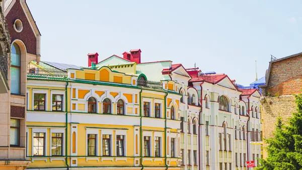 Klasik Avrupa mimari sokak sahnesi seyahat ve miras reklamları için ideal.