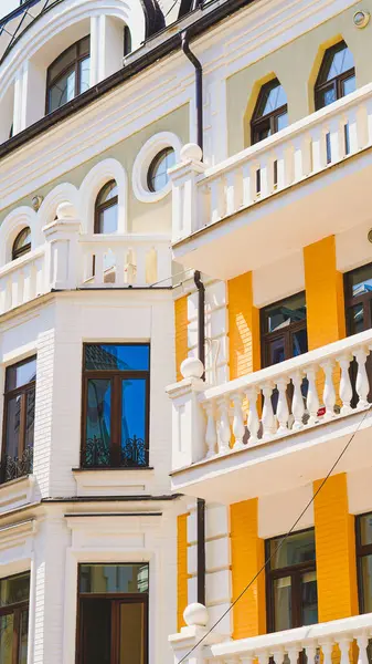 Avrupa 'nın bir şehrinde seyahat blogları ve başyazıları için samimi eski tuğla evler.