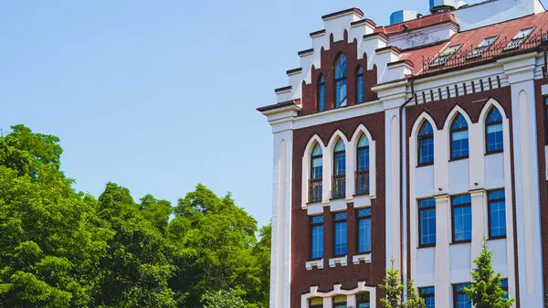 Avrupa 'nın bir şehrinde seyahat blogları ve başyazıları için samimi eski tuğla evler.