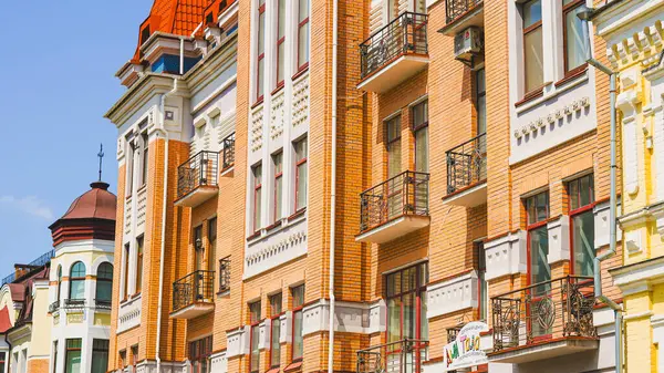 Avrupa 'nın bir şehrinde seyahat blogları ve başyazıları için samimi eski tuğla evler.