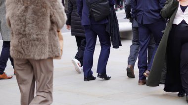 Sokakta yürüyen insanlar, şehir koşuşturması, günlük hareketler.