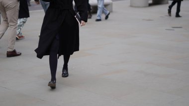 Şehirdeki insanlar günlük hayatlarında gelişigüzel yürüyorlar..