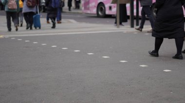 Şehirdeki insanlar günlük hayatlarında gelişigüzel yürüyorlar..