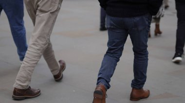 Şehir işçileri hafta içi işe yürüyerek gidiyorlar..