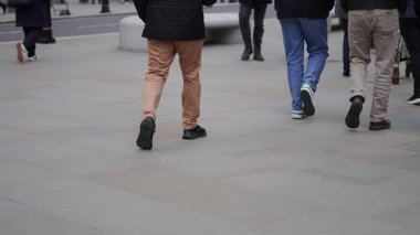 Şehirdeki insanlar günlük hayatlarında gelişigüzel yürüyorlar..